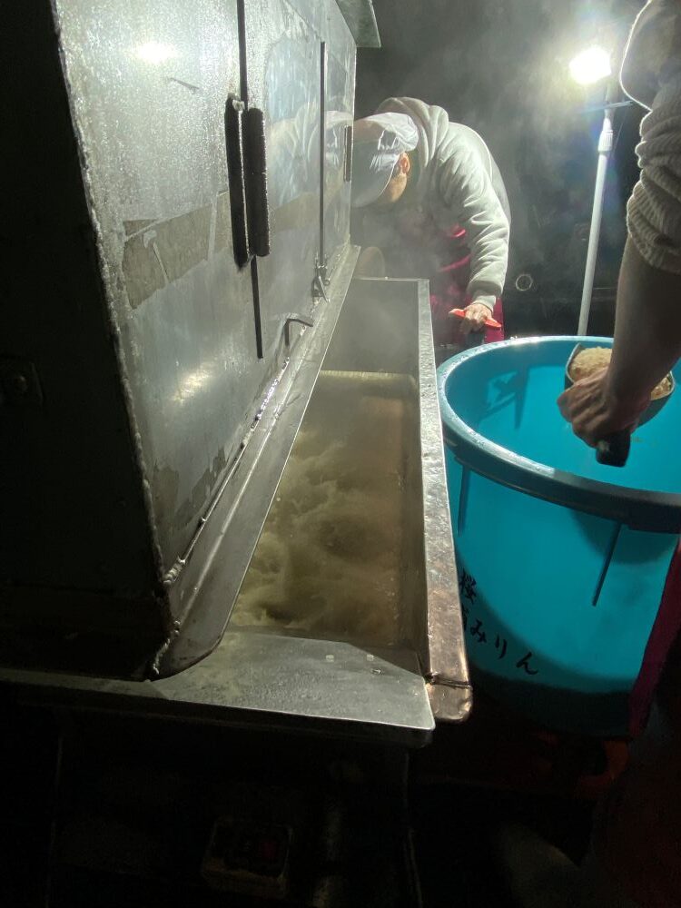 みりんづくりの工程、ちょうど麹ともち米を混ぜている